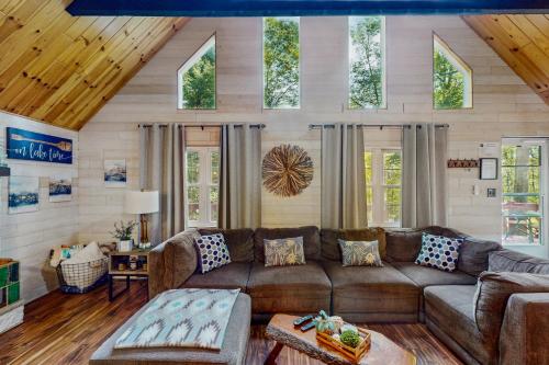 Χώρος καθιστικού στο Laid-back in Lake Arrowhead