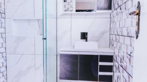 Bilik mandi di Casa Amaral Pet-Friendly com piscina p 10 pessoas