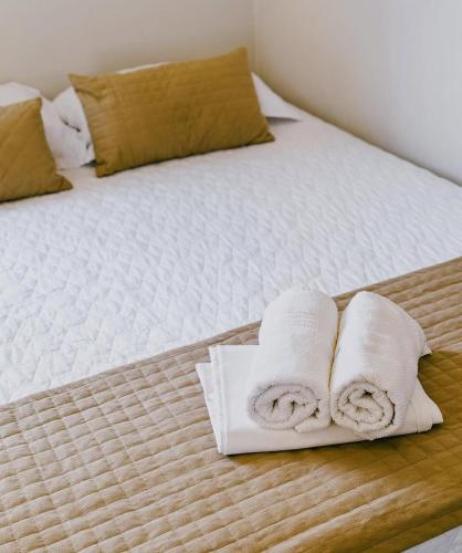 a bed with two towels on top of it at Môzzi Barra Grande in Barra Grande