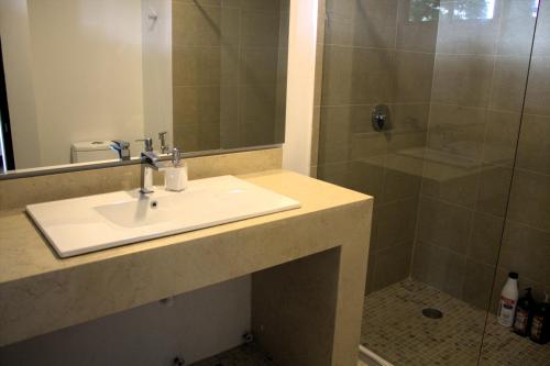 a bathroom with a sink and a shower at Casa Hacienda Fatima en Rozo in Palmira