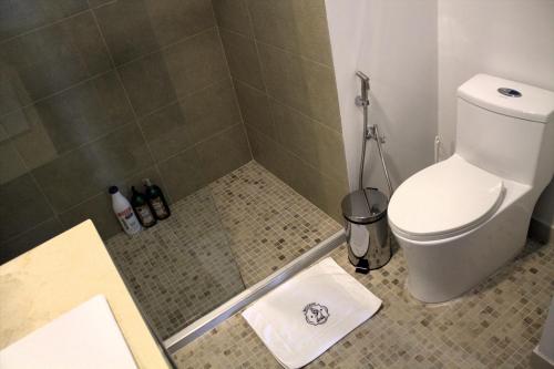 a bathroom with a toilet and a shower stall at Casa Hacienda Fatima en Rozo in Palmira