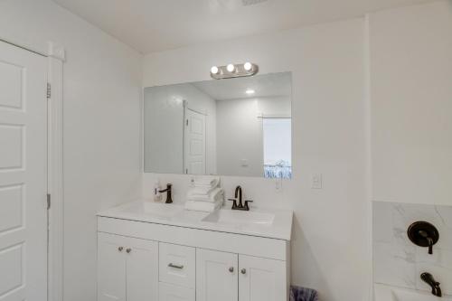 Ένα μπάνιο στο Balcony and Stunning Views Airy Apt in Idaho Falls