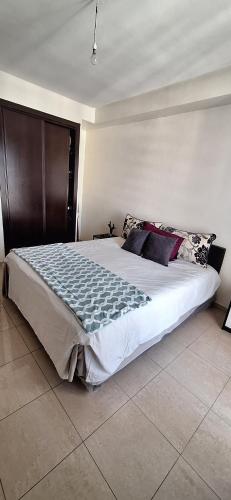 um quarto com uma cama grande em um quarto em Agadir - Appartement vue mer et montagne em Agadir