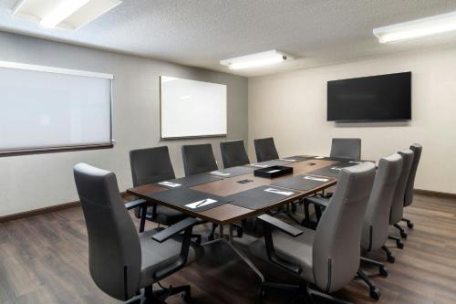 Courtyard by Marriott Palm Springsにあるビジネスエリアまたは会議室
