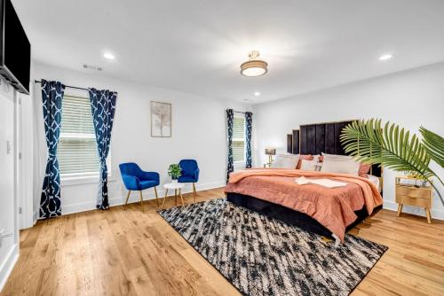 Katil atau katil-katil dalam bilik di Elegant 4BR Home Near Downtown