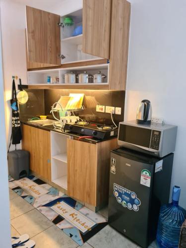 Η κουζίνα ή μικρή κουζίνα στο TVHStays Cozy 1-BEDROOM Roysambu