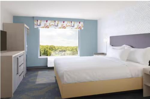 a bedroom with a large bed and a window at Home2 Suites By Hilton Weston Ft. Lauderdale in Davie