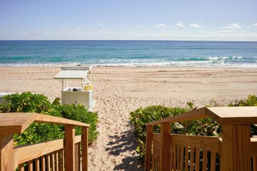 una terrazza in legno con vista sulla spiaggia. di Hillsboro Beach Resort by Kasa a Deerfield Beach