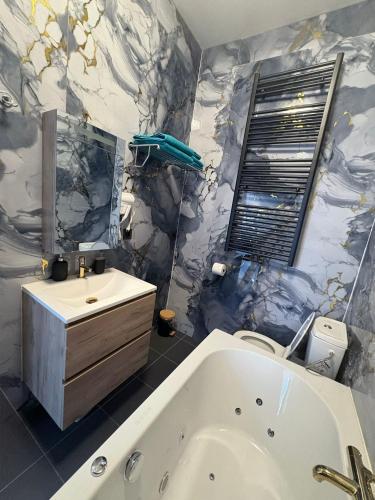 Φωτογραφία από το άλμπουμ του Hotel Garden's jacuzzi spa 4 στις Βρυξέλλες