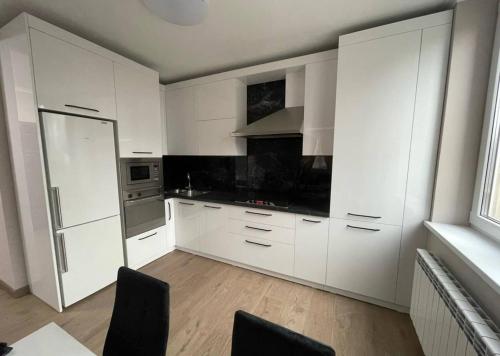 Η κουζίνα ή μικρή κουζίνα στο Tiana Apartments