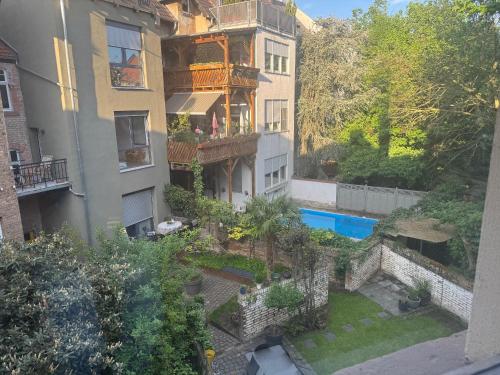 une vue aérienne d'un immeuble avec piscine dans l'établissement Grand Apartment Worms - Stilvolles Wohnen im Zentrum, à Worms
