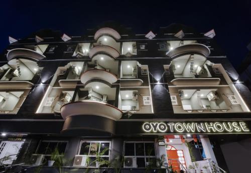a view of a hotel at night at Super Townhouse Srm Kuppakonam Pudur in Coimbatore