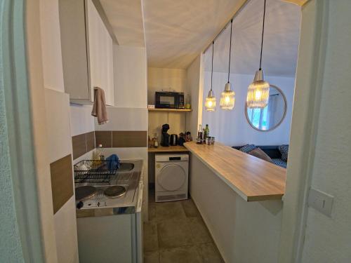 Kuchyň nebo kuchyňský kout v ubytování L'Escapade-Vélodrome-La Timone-Balcon-Wifi-Netflix-Urban NestConciergerie