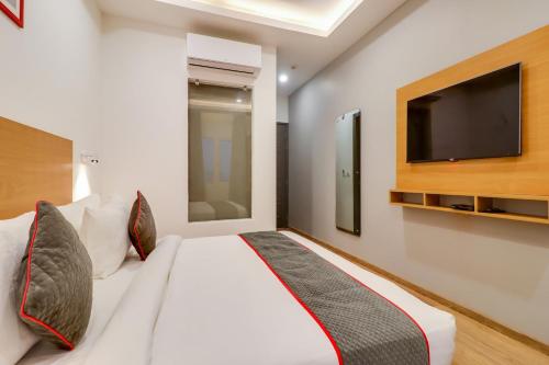 Ένα ή περισσότερα κρεβάτια σε δωμάτιο στο Super Townhouse Jashn