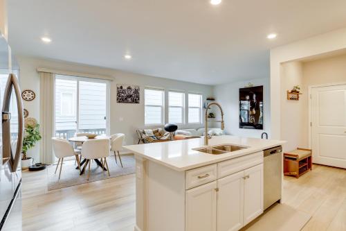 Una cocina o zona de cocina en Less Than 2 Mi to Gaylord Rockies Remote-Work Hub with Gym!