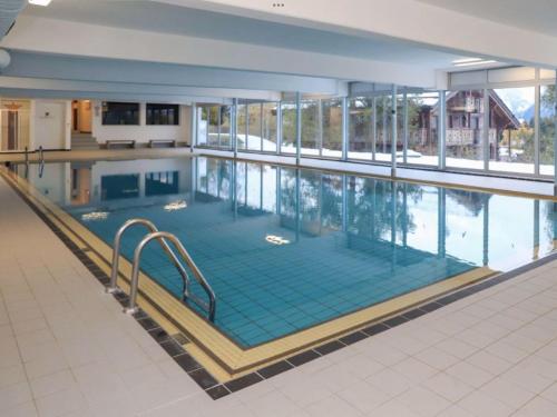 una grande piscina in un grande edificio di Derborence centre 3 pièces 75 m2 piscine balcons a Nendaz