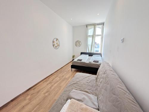 Postel nebo postele na pokoji v ubytování Lovely Apartment - 15 Min from Airport & City Center, 5 Min from Vienna Main-Bus Station EZ10b