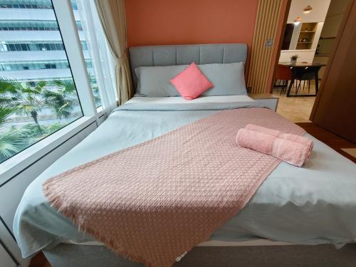 Un ou plusieurs lits dans un hébergement de l'établissement Sky Suites KLCC Apartment by Family Room Stay