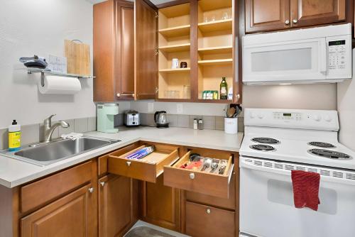 Η κουζίνα ή μικρή κουζίνα στο Quiet cozy centrally located furnished apt #2