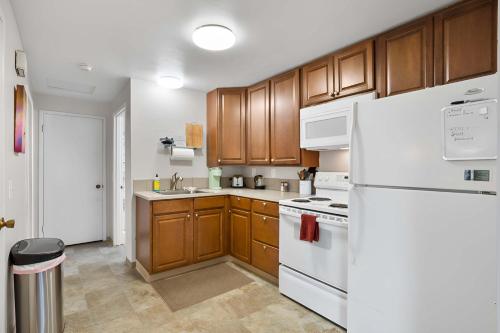 Η κουζίνα ή μικρή κουζίνα στο Quiet cozy centrally located furnished apt #2