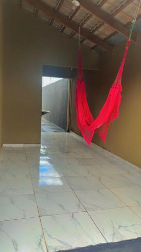 a room with a red net hanging from a wall at Casas Paradisiaca Pagamento Automática in Caldas Novas