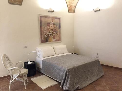 ein Schlafzimmer mit einem Bett und einem Wandgemälde in der Unterkunft Residenza Galligari in Foligno
