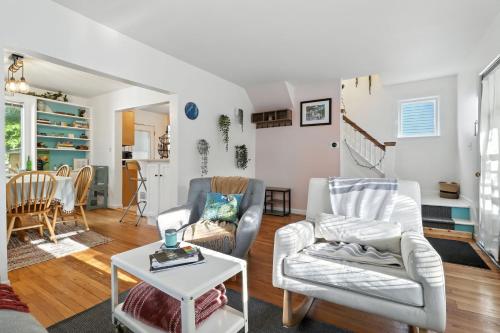 a living room with two chairs and a table at La Casa Naranja home in Ann Arbor