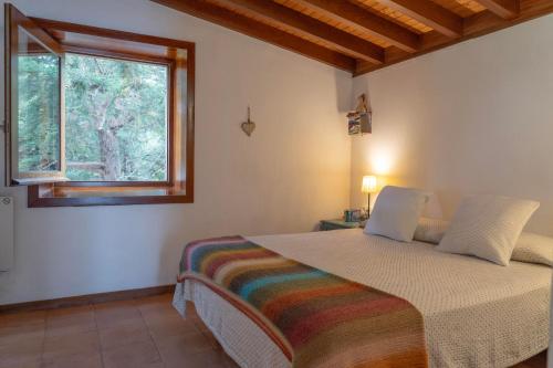 a bedroom with a bed in a room with a window at Finca el Roque in Tegueste