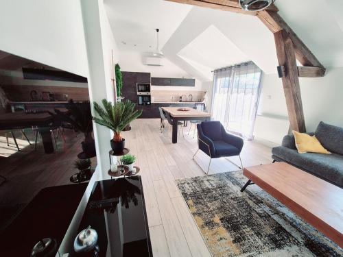 ein Wohnzimmer mit Sofa und Tisch in der Unterkunft Appartement Spa et Terrasse in Dijon