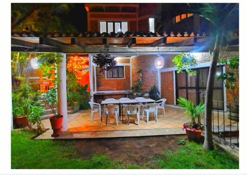 a patio with a table and chairs on it at Casa CABAÑA CHULA VISTA a 5 minutos del centro in Tequila