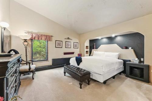 ベールにあるCentral Vail Stay Cozy Interior Deck Viewsのベッドルーム(大きな白いベッド1台、暖炉付)