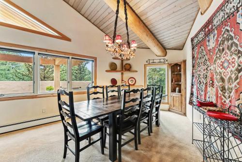 ベールにあるCentral Vail Stay Cozy Interior Deck Viewsの黒いテーブルと椅子のあるダイニングルーム