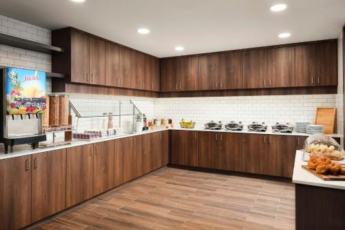 cocina grande con armarios de madera y encimera en Residence Inn by Marriott Reno South, en Reno