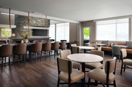 Un restaurante con mesas, sillas y ventanas. en Residence Inn by Marriott Reno South, en Reno