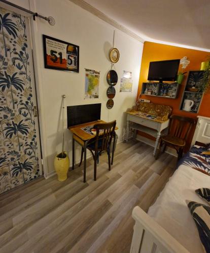a room with a bed and a table and a desk at 2 CHAMBRES chez nous Sorties A62 6 ou 6 1 in Saint-Laurent
