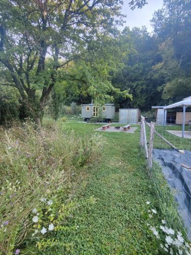 a yard with a fence and a house at Tiny House at Villa Ariola in Irola
