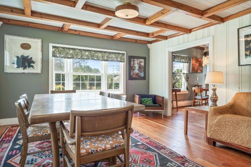 Ruang duduk di The Good Bones Abode