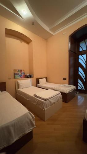 Postel nebo postele na pokoji v ubytování EXTRA Hostel and Hotel Baku
