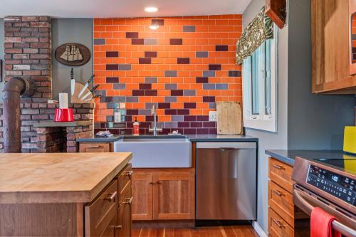 Dapur atau dapur kecil di The Good Bones Abode