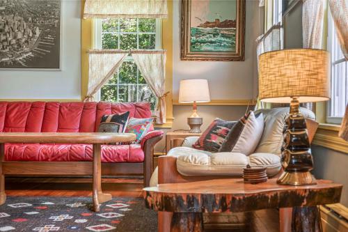 Ruang duduk di The Good Bones Abode