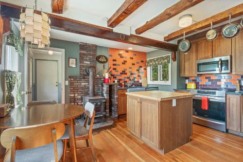 Dapur atau dapur kecil di The Good Bones Abode