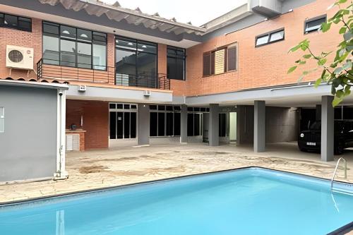 an empty swimming pool in front of a building at Airport Stay Guarulhos – 600m Bosque Maia, Wi-Fi, Estacionamento, Sala de Espera, piscina, Check-in Facial in Vila Gopoúva