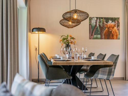a dining room with a table and chairs at Mountain Chalet Chapeau in Sankt Lorenzen ob Murau
