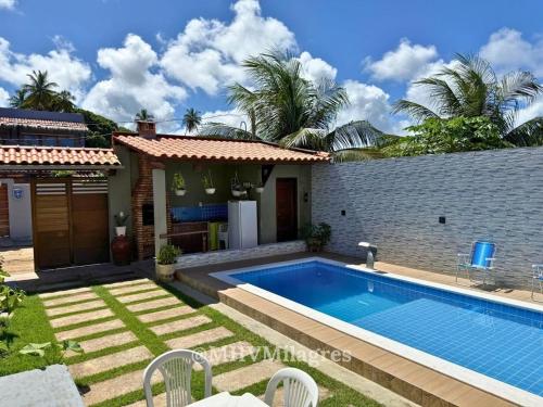 basen na podwórku domu w obiekcie MHV Milagres - Casa Lar do Marceneiro, Casa reservada e privativa a poucos metros da Praia do Marceneiro e da Capela w mieście Passo de Camarajibe