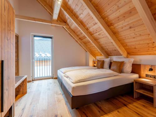 Un dormitorio con una cama grande en un ático. en Mountain Chalet Alpinchique 2, en Sankt Lorenzen ob Murau