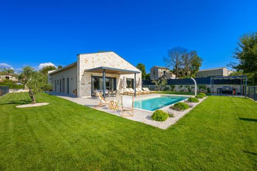 Casa Fiore Viola for 8 people with heated pool