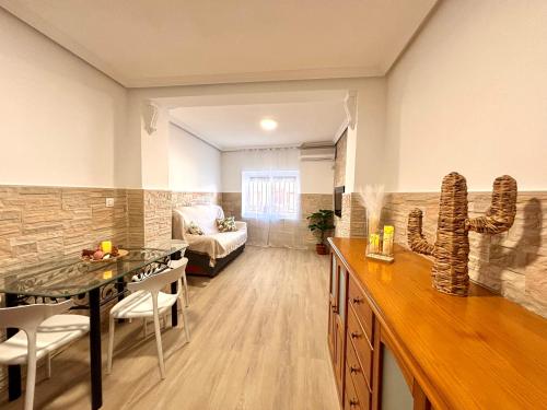 a kitchen and living room with a table and chairs at Apartamento céntrico, planta baja, zona muy tranquila con fácil aparcamiento in Andújar