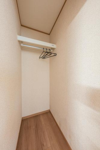 an empty room with a shelf on the wall at AOMORI HORIZON 5 minutes walk from Tsutsui Station 筒井 in Aomori