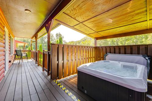 einen großen Whirlpool auf einer Holzterrasse in der Unterkunft Birds Nest at Ela Camp A Hidden Gem of Bryson! in Bryson City