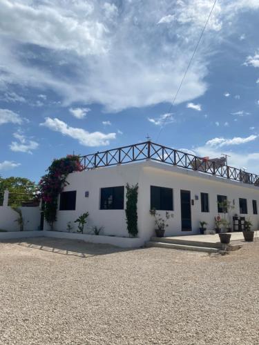 a white building with plants on the side of it at Casa Loto B in Chelem